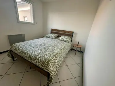 Un ou plusieurs lits dans un hébergement de l'établissement appartement cosy avec terrasse