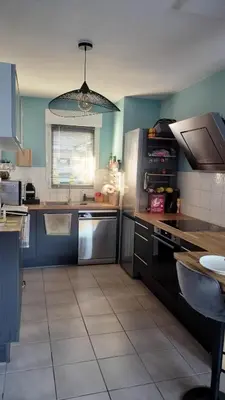 Cuisine ou kitchenette dans l'établissement Maison