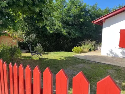 Jardin de l'établissement charmante maisonnette tout confort avec sauna