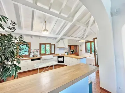 Coin salon dans l'établissement Villa Hau'Oli, 4 chambres, spacieuse, piscine privée, grand jardin fleuri vue golf et 8min à pied de la plage