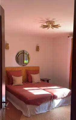 Un ou plusieurs lits dans un hébergement de l'établissement Villa Hau'Oli, 4 chambres, spacieuse, piscine privée, grand jardin fleuri vue golf et 8min à pied de la plage