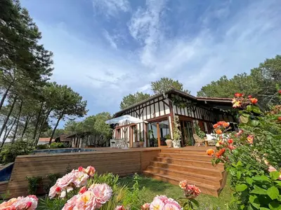 Jardin de l'établissement Villa Hau'Oli, 4 chambres, spacieuse, piscine privée, grand jardin fleuri vue golf et 8min à pied de la plage