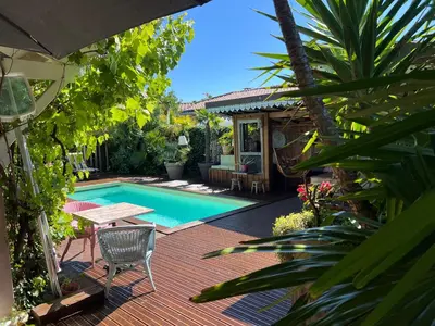 Piscine de l'établissement Jolie Maison avec piscine chauffée Bassin d'Arcachon ou située à proximité