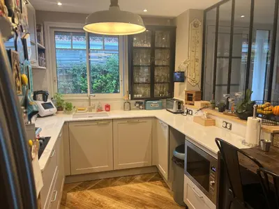 Cuisine ou kitchenette dans l'établissement Jolie Maison avec piscine chauffée Bassin d'Arcachon