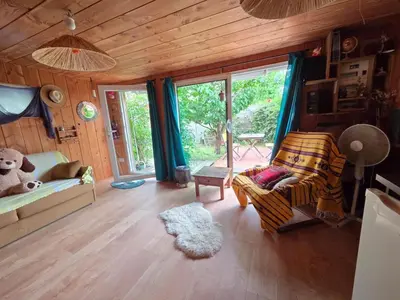 Coin salon dans l'établissement Studio bois avec terrasse et jardin bassin et océan