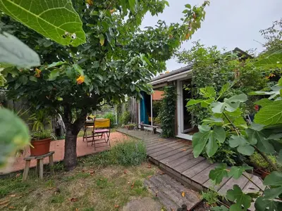 Jardin de l'établissement Studio bois avec terrasse et jardin bassin et océan