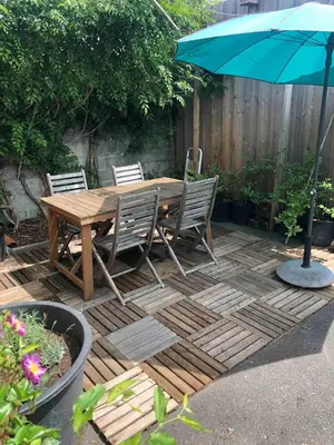 Jardin de l'établissement Deux studios bois terrasse jardin bassin et océan