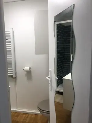 Salle de bains dans l'établissement Cottage refait à neuf en octobre 2025 dans villages vacances Fougeres villages sous les pins pas de draps serviettes dans le logement ménage à vous de le faire obligatoirement