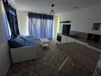 Télévision ou salle de divertissement dans l'établissement Détente et calme proche bassin