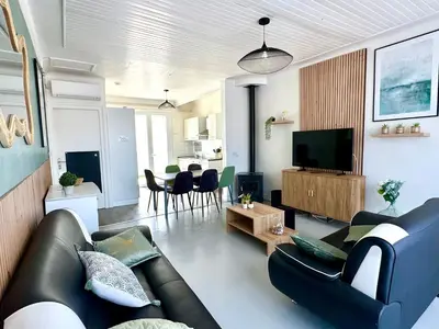 Télévision ou salle de divertissement dans l'établissement Caporizon - Villa Jan Lou - 3 chambres - Grande terrasse
