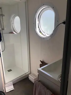 Salle de bains dans l'établissement Mobilhome camping Rivage des Landes