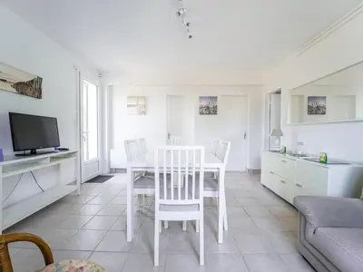 Télévision ou salle de divertissement dans l'établissement Appartement calme entre courant et océan, 4 personnes, terrasse - FR-1-50-189