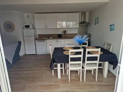 Cuisine ou kitchenette dans l'établissement Plein centre Mimizan Bourg