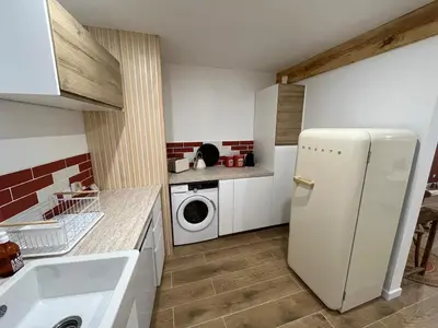 Cuisine ou kitchenette dans l'établissement Gîte DouDou