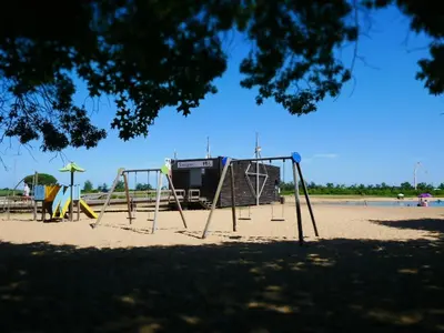 Aire de jeux pour enfants de l'établissement T2 élégant plus piscine
