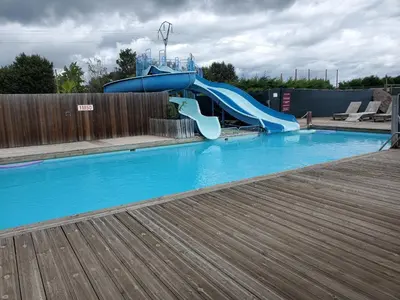 Piscine de l'établissement Mobilhome vue sur la lande ou située à proximité