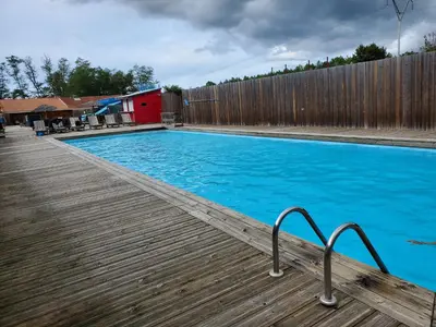 Piscine de l'établissement Mobilhome vue sur la lande ou située à proximité
