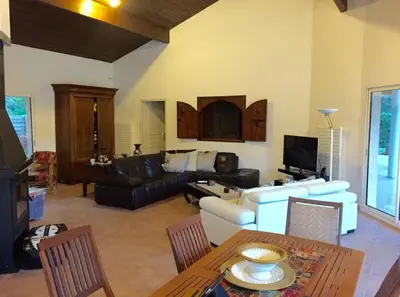 Télévision ou salle de divertissement dans l'établissement Villa Temara à Soustons Plage , piscine , Golf, Lac Marin