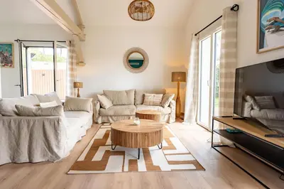 Coin salon dans l'établissement Villa Ravel à Capbreton, piscine et détente