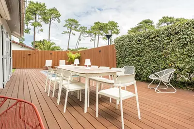 Balcon ou terrasse dans l'établissement Villa Ravel à Capbreton, piscine et détente