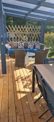 Balcon ou terrasse dans l'établissement Joli chalet exotique à Biscarrosse-Lac