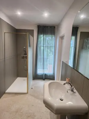 Salle de bains dans l'établissement Villa Piscine près Golf Arcachon