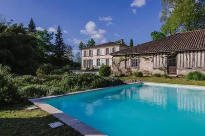 Piscine de l'établissement Chateau de la Grotte ou située à proximité