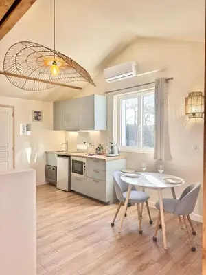 Cuisine ou kitchenette dans l'établissement Aux portes de la plage, entièrement rénovés, climatisation, wifi, Parking gratuit, linge de maison fournit, ménage en fin de séjour compris