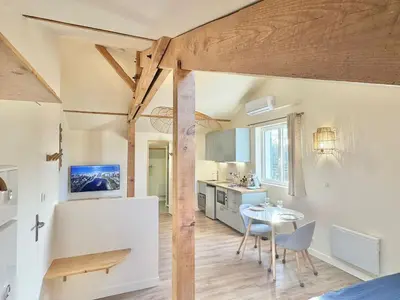 Coin salon dans l'établissement Aux portes de la plage, entièrement rénovés, climatisation, wifi, Parking gratuit, linge de maison fournit, ménage en fin de séjour compris