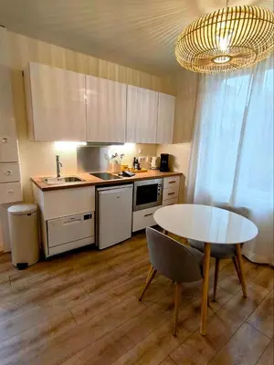 Cuisine ou kitchenette dans l'établissement Aux portes de la plage, entièrement rénovés, climatisation, wifi, Parking gratuit, linge de maison fournit, ménage en fin de séjour compris