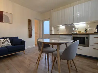 Cuisine ou kitchenette dans l'établissement Aux portes de la plage, entièrement rénovés, climatisation, wifi, Parking gratuit, linge de maison fournit, ménage en fin de séjour compris