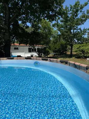 Piscine de l'établissement La Maison de la forêt et son jaccuzy ou située à proximité