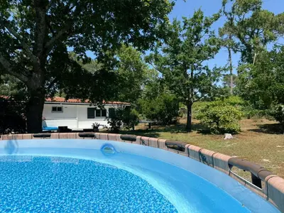 Piscine de l'établissement La Maison de la forêt et son jaccuzy ou située à proximité
