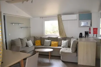 Coin salon dans l'établissement MHT20 3 chambres et 2 sdb dans camping 4 étoiles