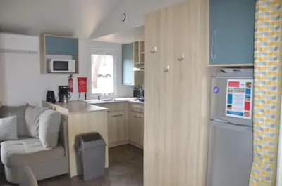 Cuisine ou kitchenette dans l'établissement MHT20 3 chambres et 2 sdb dans camping 4 étoiles