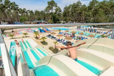 Piscine de l'établissement MHT20 3 chambres et 2 sdb dans camping 4 étoiles ou située à proximité