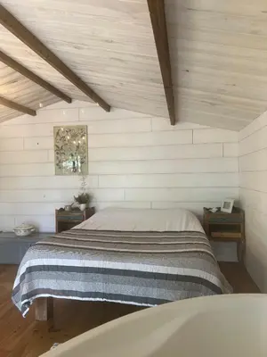Un ou plusieurs lits dans un hébergement de l'établissement Cosy tinny house avec beignoire in the forest et toilette seche