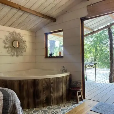 Cosy tinny house avec beignoire in the forest et toilette seche