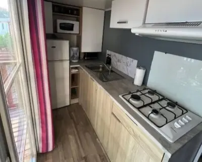 Cuisine ou kitchenette dans l'établissement La Plage 4 étoiles 6 pers calme et confort- F50