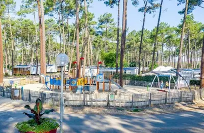 Jardin de l'établissement Mobil Home Casita 6-8 personnes, 3 chambres