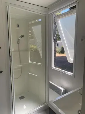 Salle de bains dans l'établissement Mobil Home Casita 6-8 personnes, 3 chambres