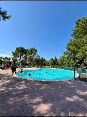 Piscine de l'établissement Petite maison dans les Landes ou située à proximité
