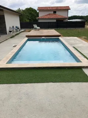 Piscine de l'établissement Maison de campagne - Laglorieuse ou située à proximité
