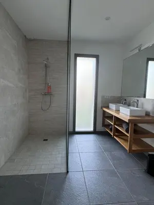Salle de bains dans l'établissement Maison de campagne - Laglorieuse