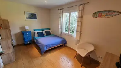 Un ou plusieurs lits dans un hébergement de l'établissement Villa avec grand jardin pour 6 personnes proche lac et océan