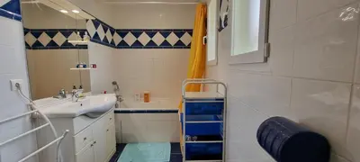 Salle de bains dans l'établissement Villa avec grand jardin pour 6 personnes proche lac et océan