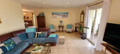 Télévision ou salle de divertissement dans l'établissement Villa avec grand jardin pour 6 personnes proche lac et océan