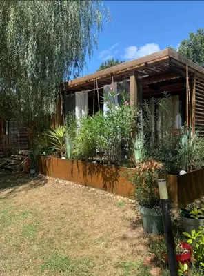 Jardin de l'établissement Chalet cozy dans Village au cœur des pins, parking gratuit