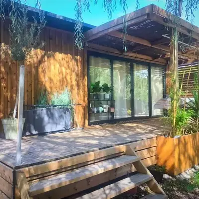 Chalet cozy dans Village au cœur des pins