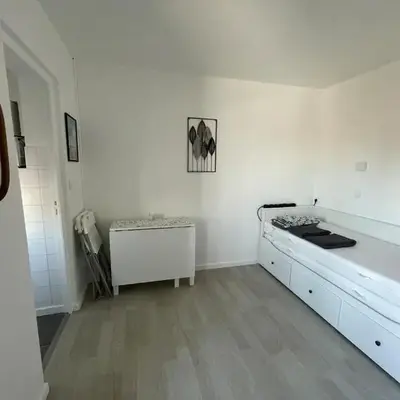 Studio calme et rénové -230